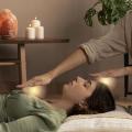 Vue laterale therapeute aidant une femme a guerir 1